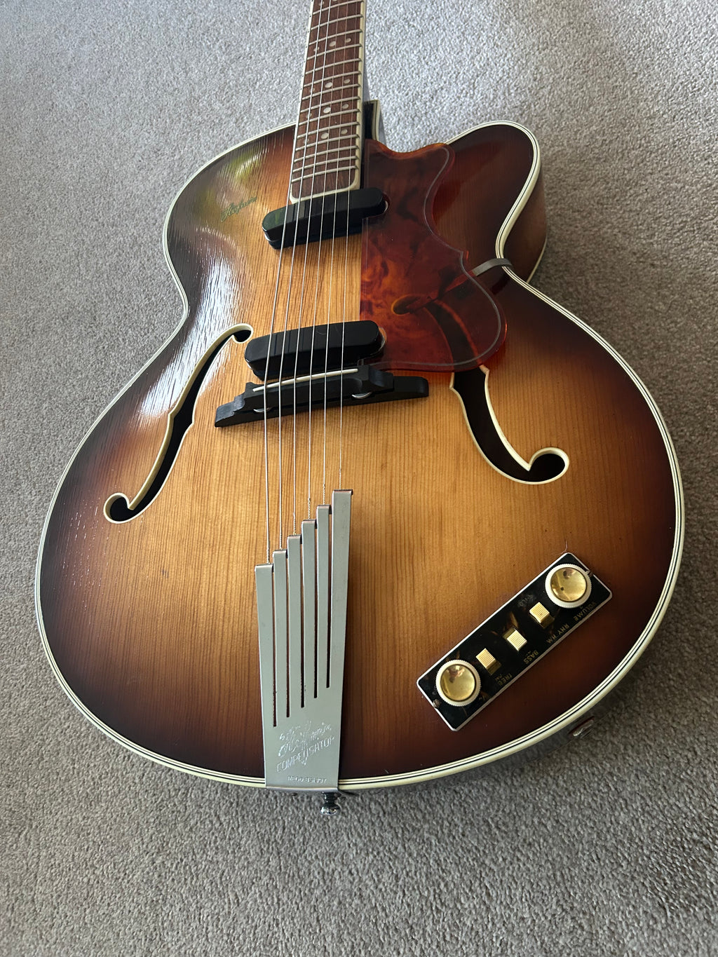 Hofner President 1959 Sunburst w Original case and Guarantee from Selmer