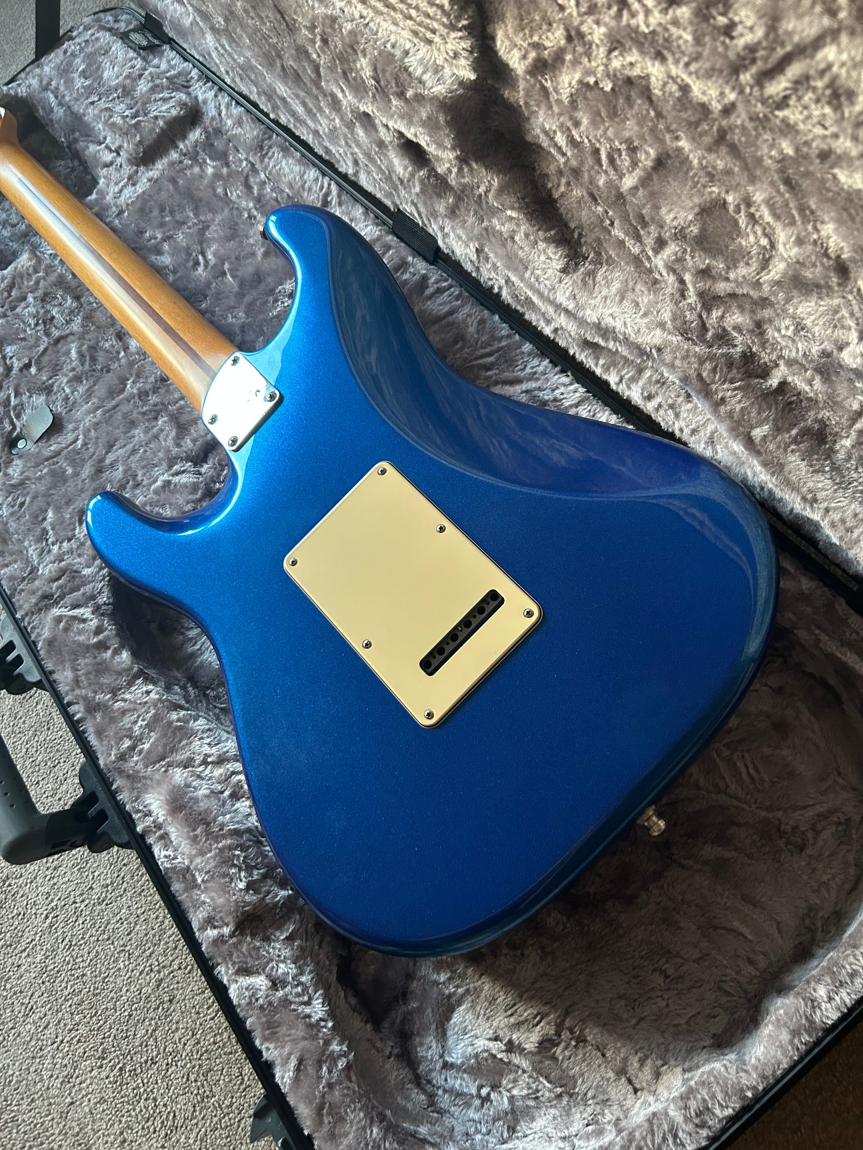 Fender American Ultra Stratocaster with Maple Fretboard Cobra Blue