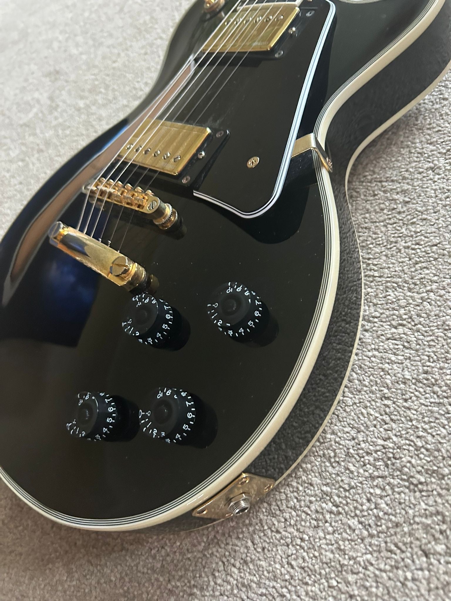 Epiphone Les Paul Custom w Fishman Pickups and Epiphone Hardcase