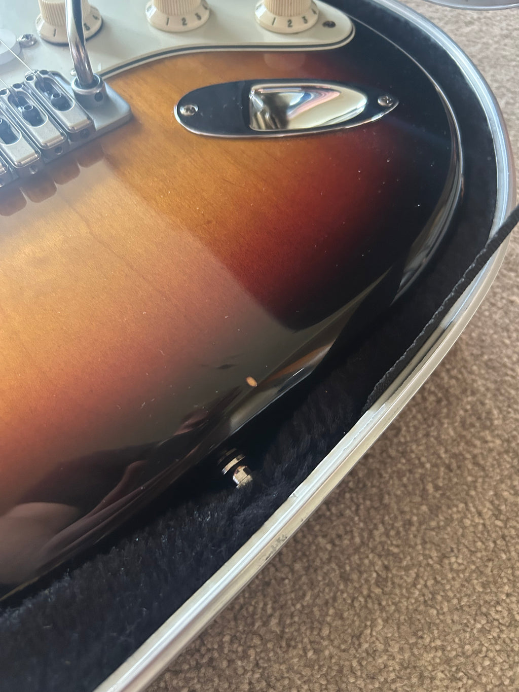 Fender American Deluxe Stratocaster with Rosewood Fretboard 3-Color Sunburst w Hardcase