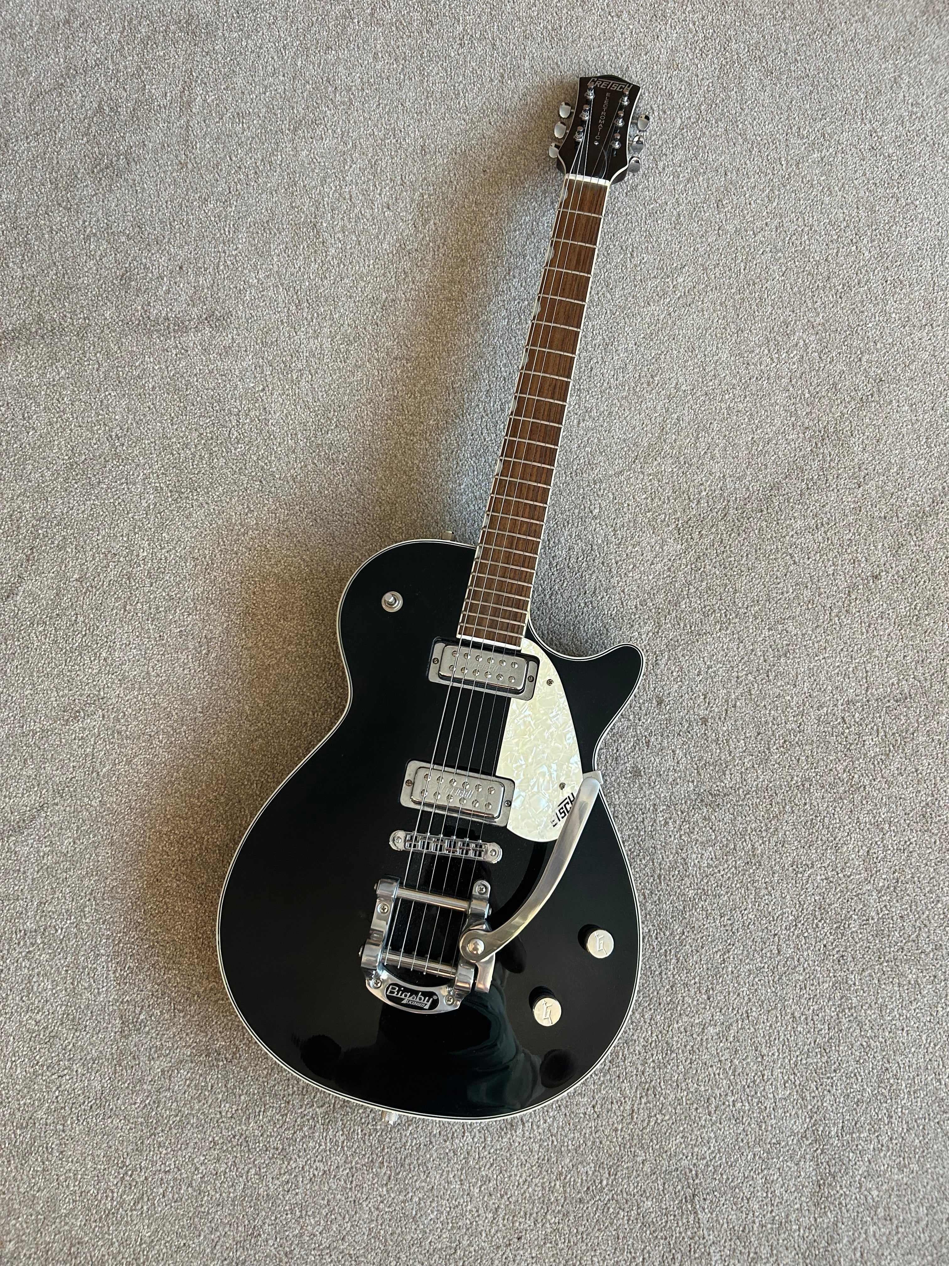 Gretsch G5235T Electromatic Pro Jet with Bigsby Black Top / Walnut Stain