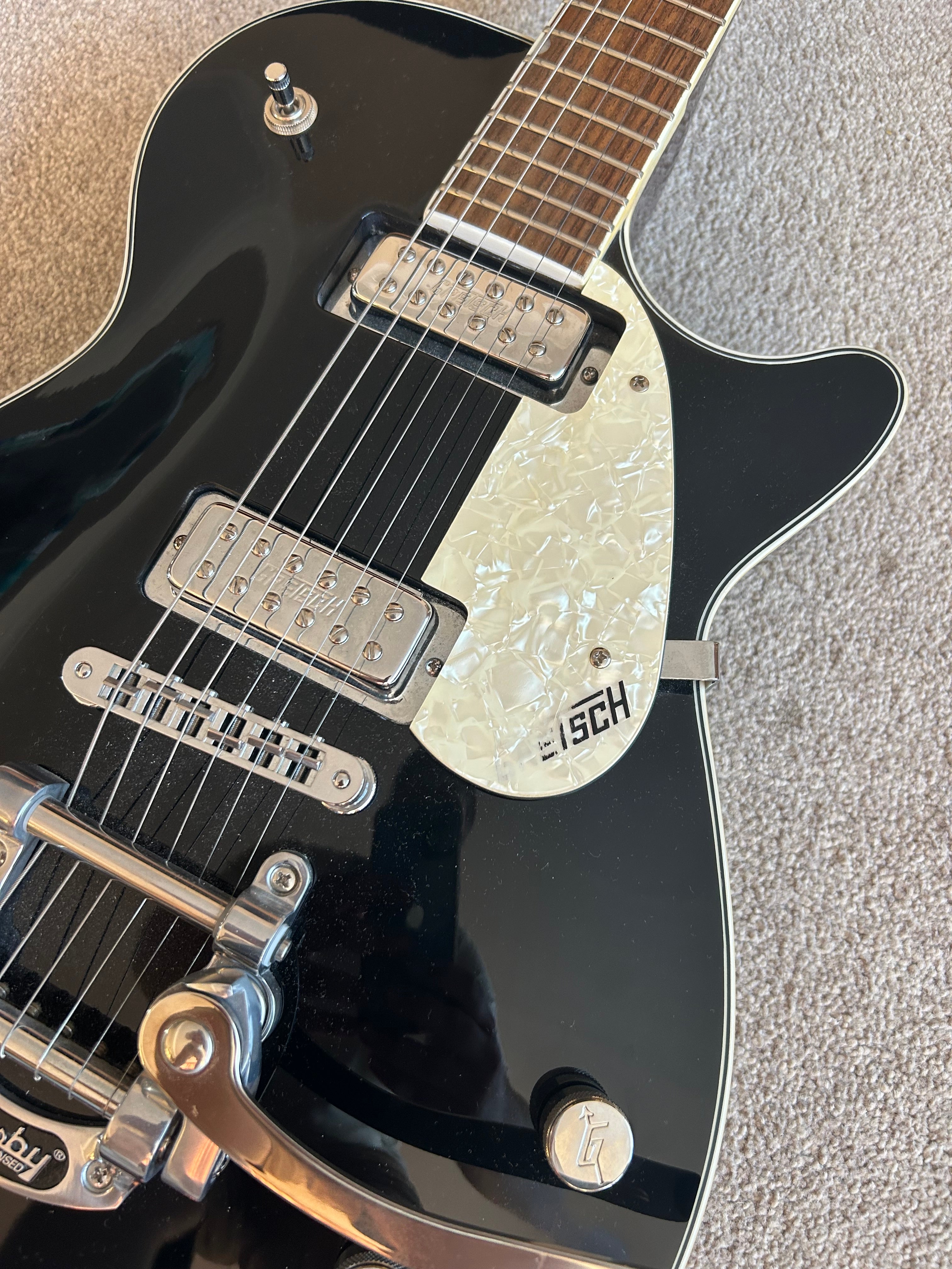 Gretsch G5235T Electromatic Pro Jet with Bigsby Black Top / Walnut Stain