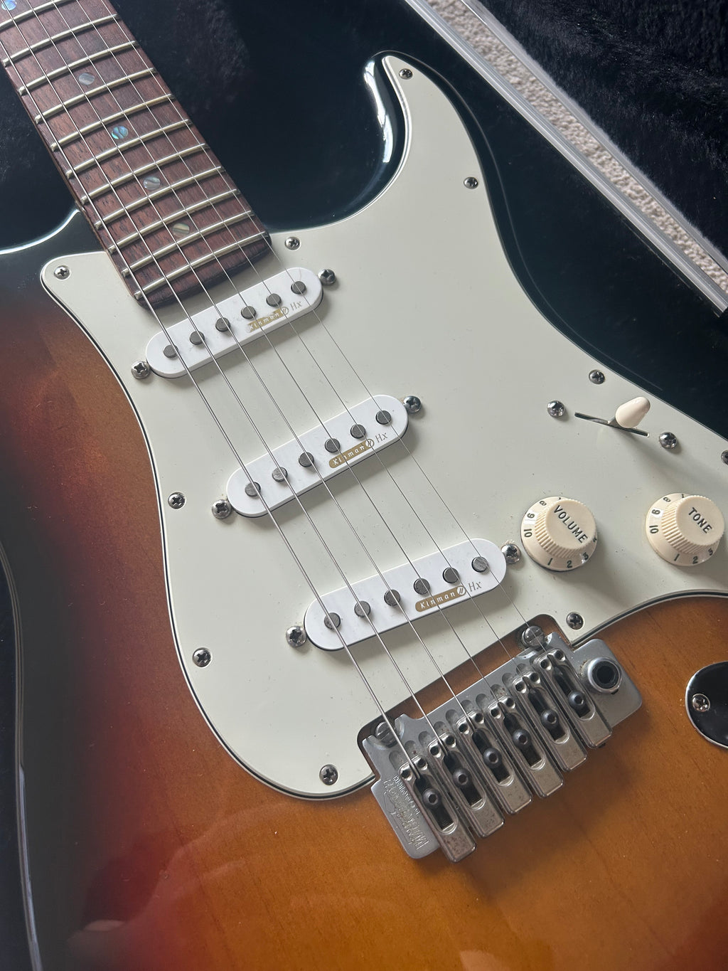 Fender American Deluxe Stratocaster with Rosewood Fretboard 3-Color Sunburst w Hardcase