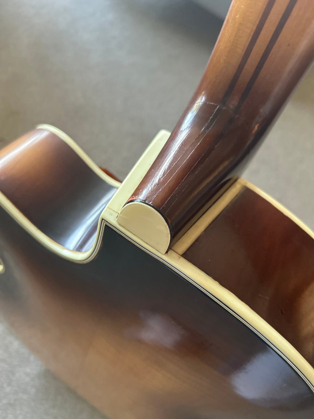 Hofner President 1959 Sunburst w Original case and Guarantee from Selmer