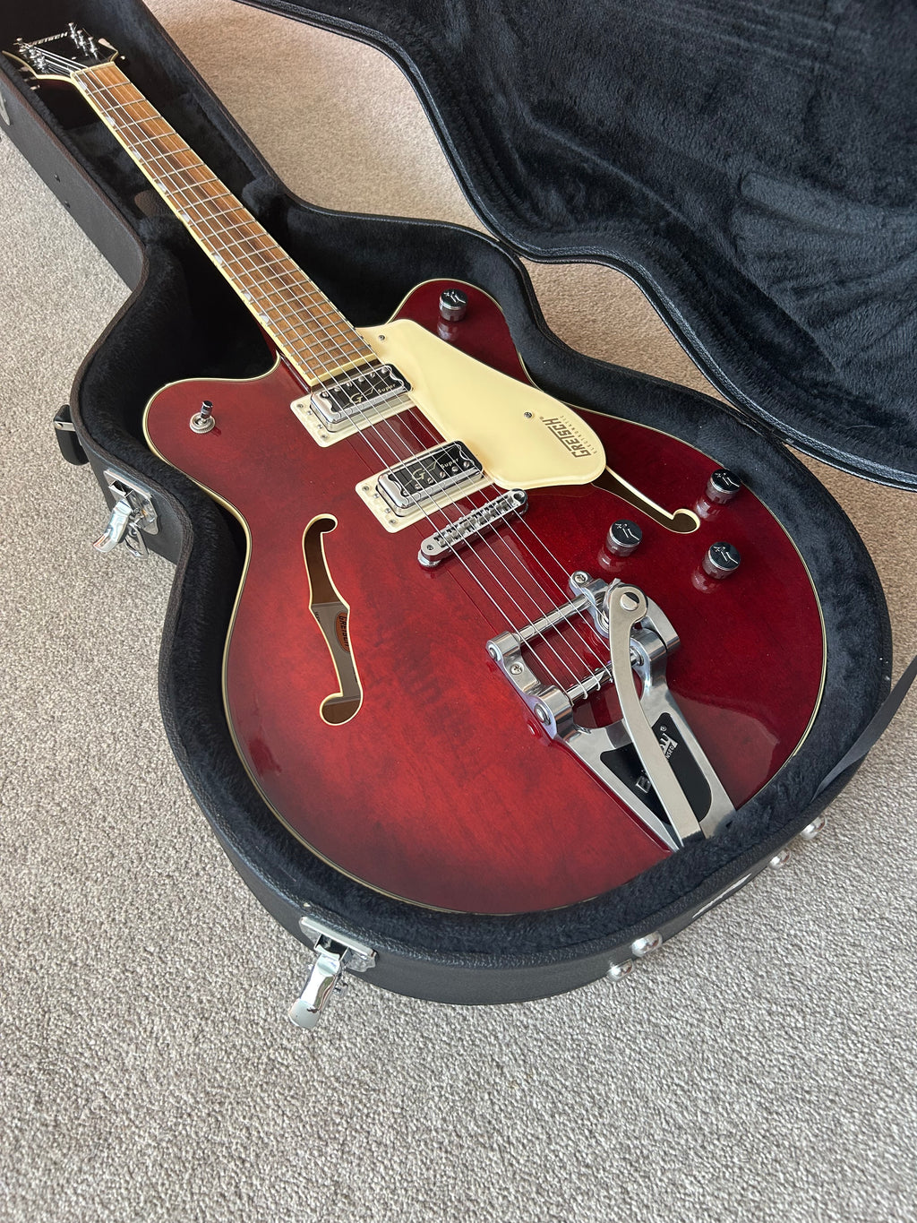 Gretsch G5622T Electromatic Center Block Double Cutaway with Super Hilo'Tron Pickups and Bigsby Walnut Stain