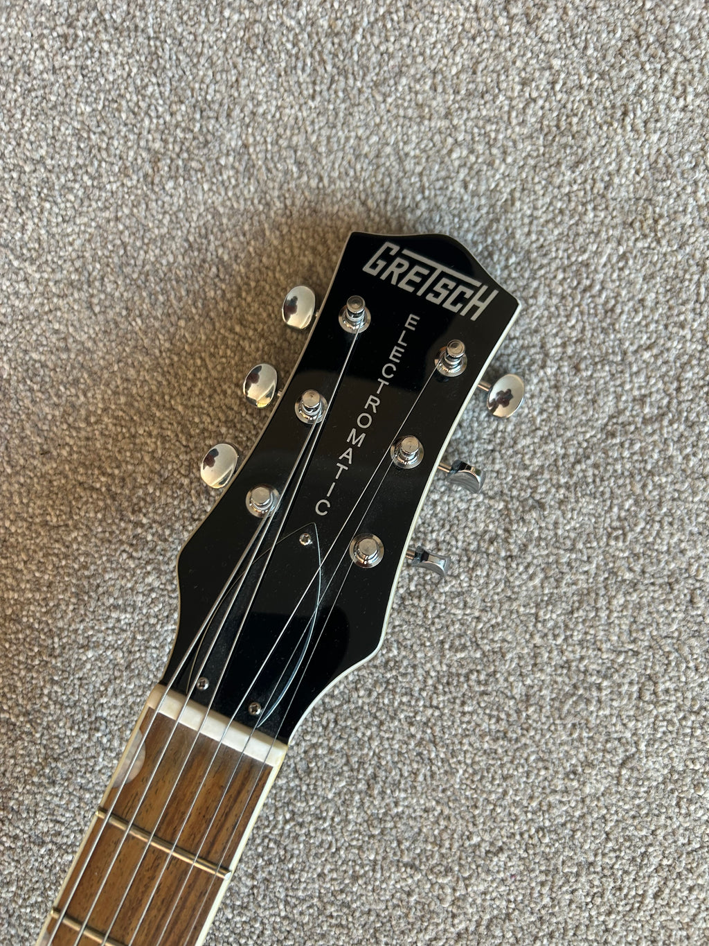 Gretsch G5235T Electromatic Pro Jet with Bigsby Black Top / Walnut Stain
