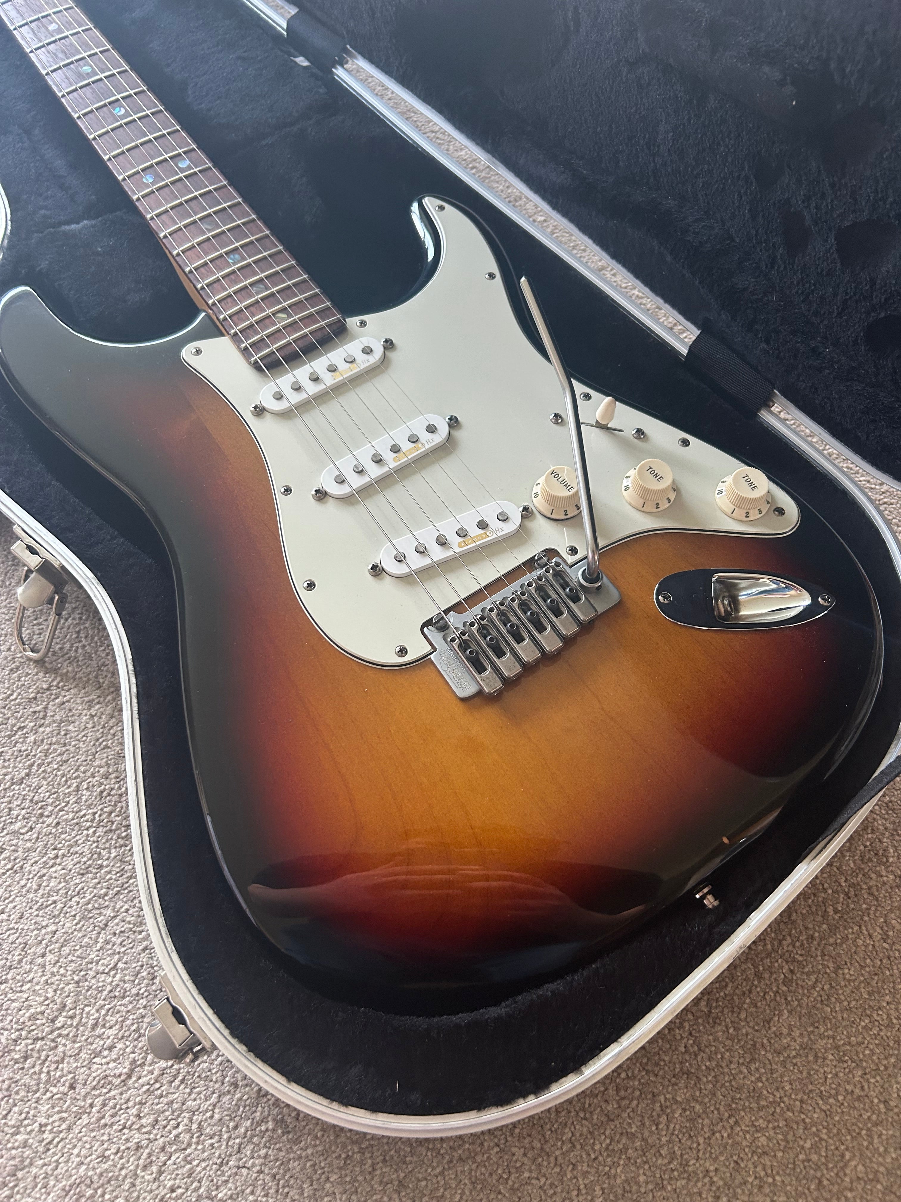 Fender American Deluxe Stratocaster with Rosewood Fretboard 3-Color Sunburst w Hardcase