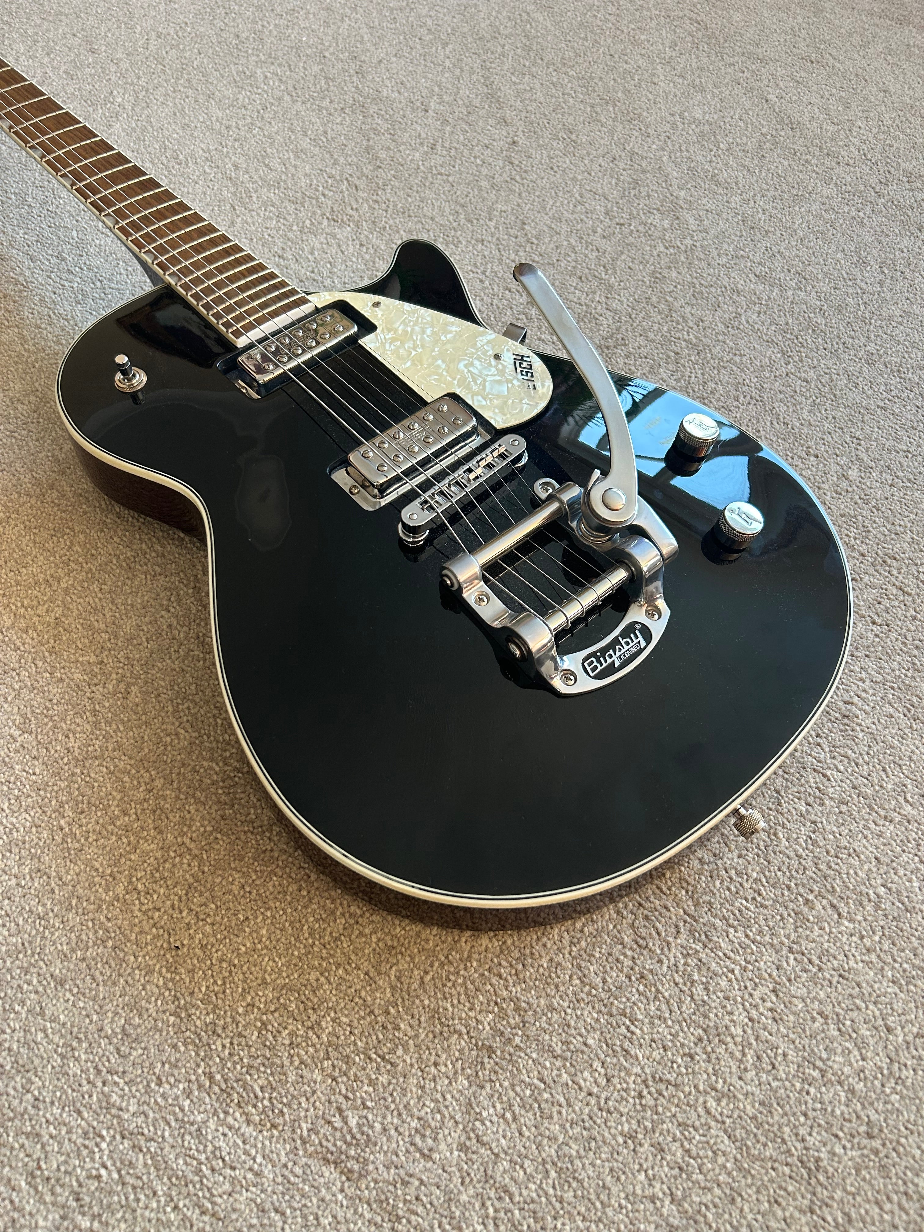Gretsch G5235T Electromatic Pro Jet with Bigsby Black Top / Walnut Stain