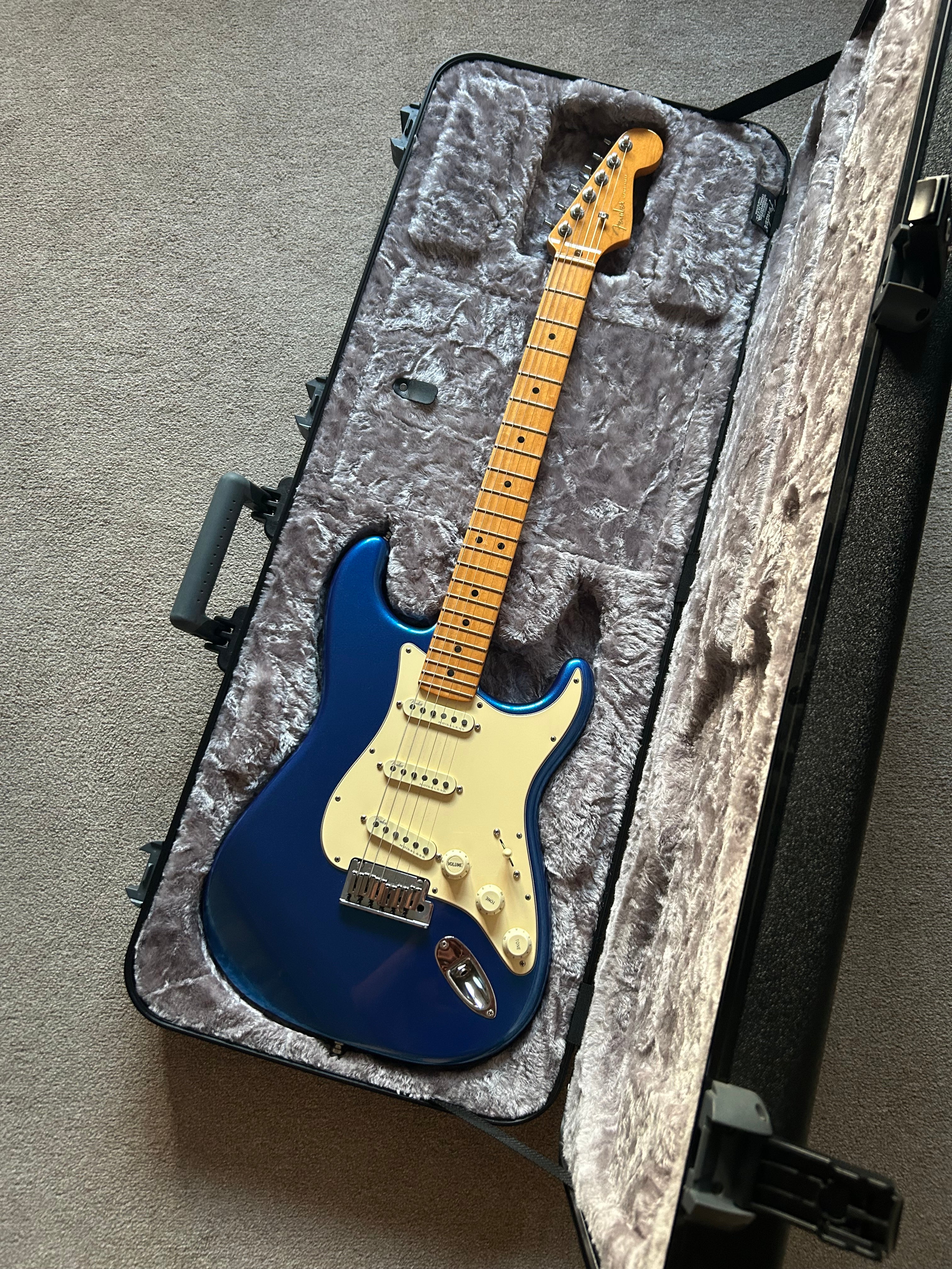 Fender American Ultra Stratocaster with Maple Fretboard Cobra Blue