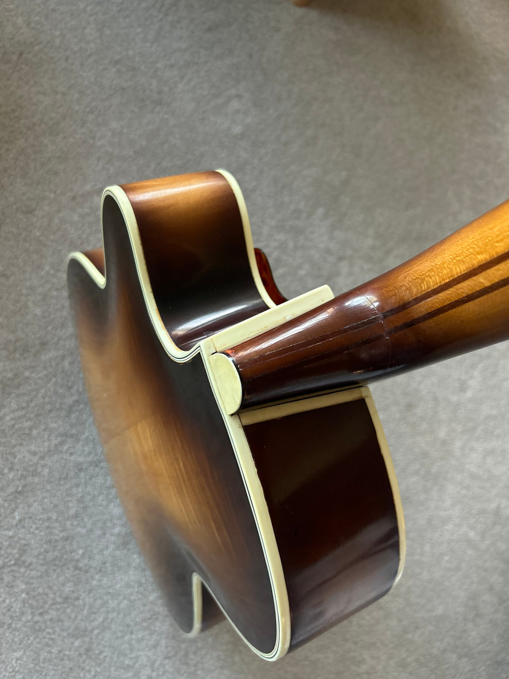 Hofner President 1959 Sunburst w Original case and Guarantee from Selmer