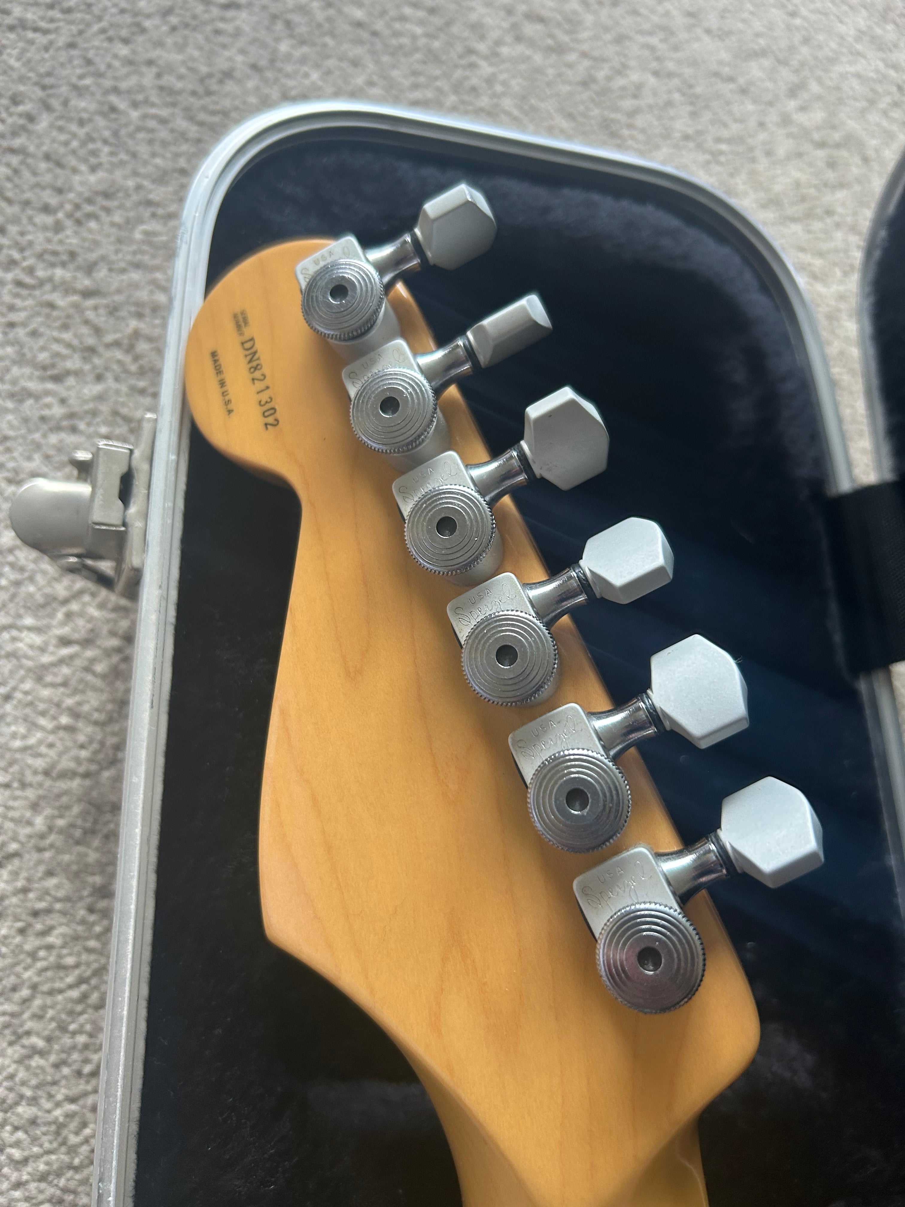 Fender American Deluxe Stratocaster with Rosewood Fretboard 3-Color Sunburst w Hardcase