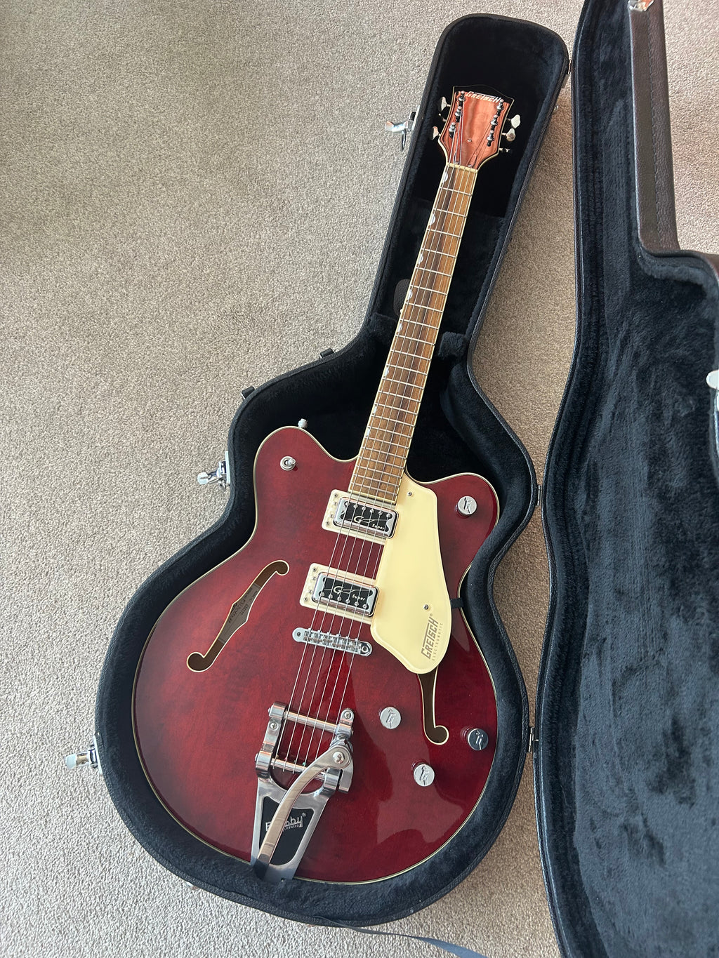 Gretsch G5622T Electromatic Center Block Double Cutaway with Super Hilo'Tron Pickups and Bigsby Walnut Stain