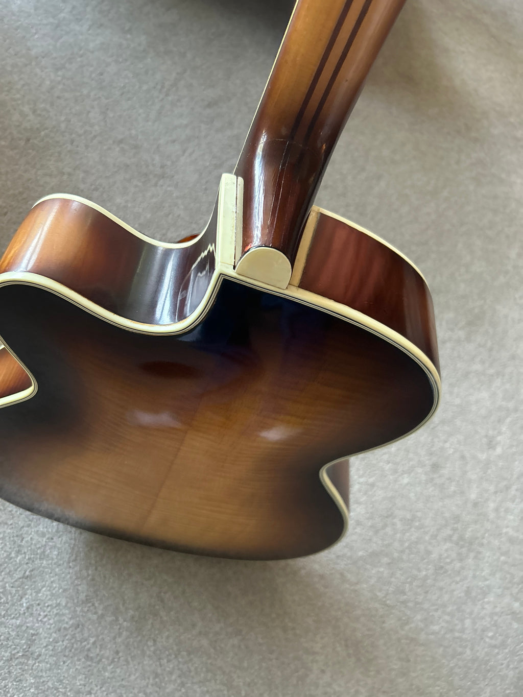 Hofner President 1959 Sunburst w Original case and Guarantee from Selmer